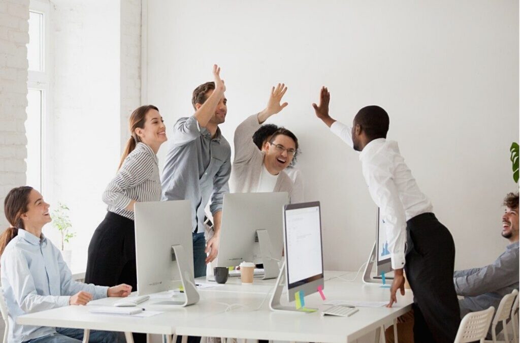 grupo de pessoas saudando o sucesso de um negócio empresarial bem sucedido