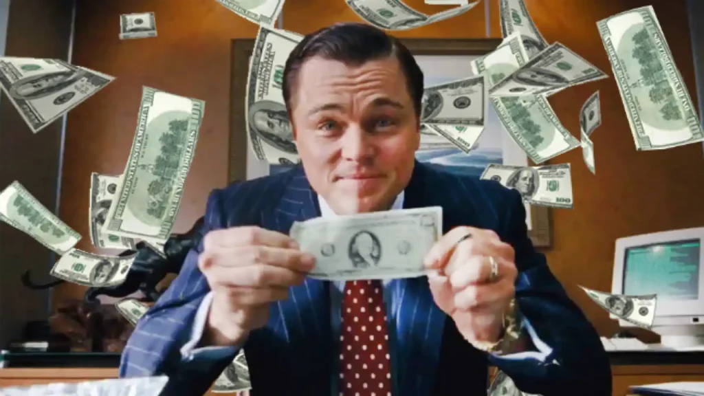 homem segurando nota de dolar alegre e sorridente