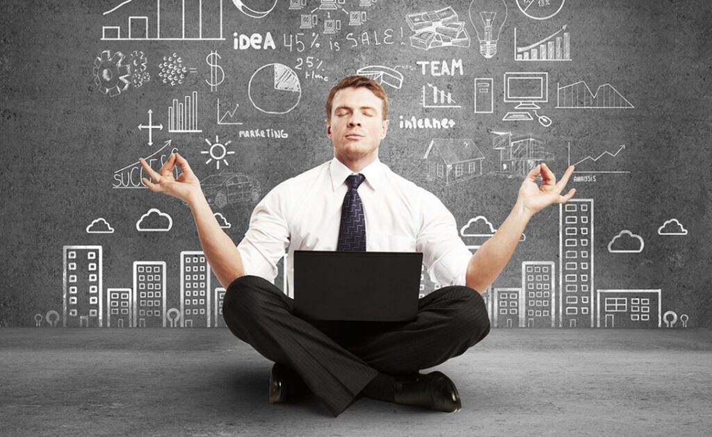 homem sentado meditando com um notebook no colo simulando disciplina