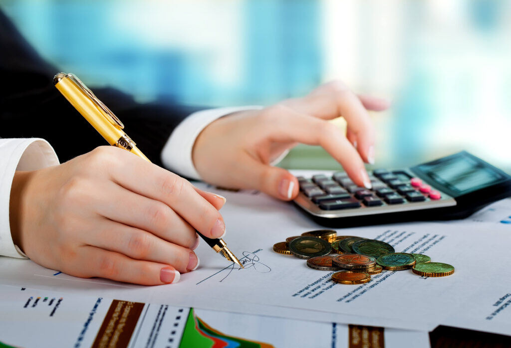mulher assinando contrato e fazendo calculos praticando sobre finanças