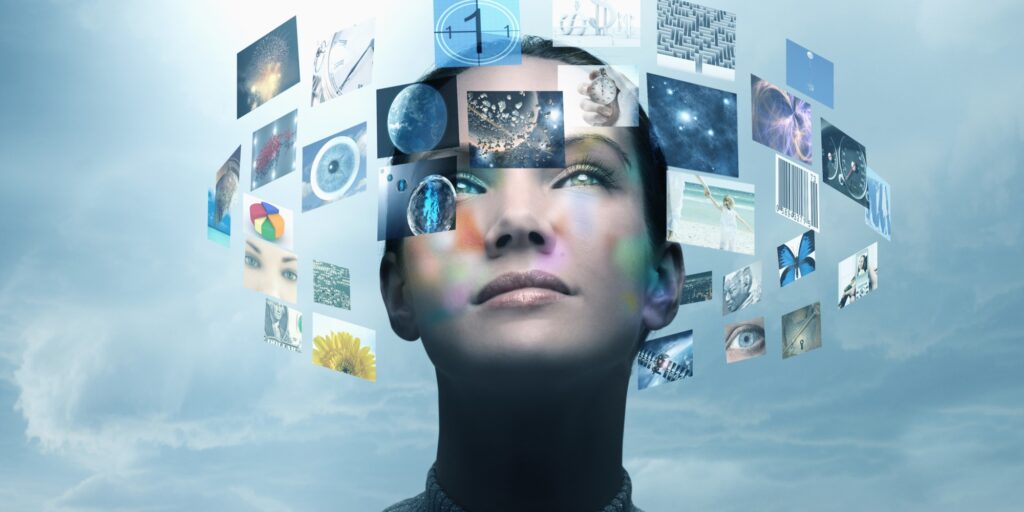 mulher olhando para diversas telas escolhendo uma plataforma adequada