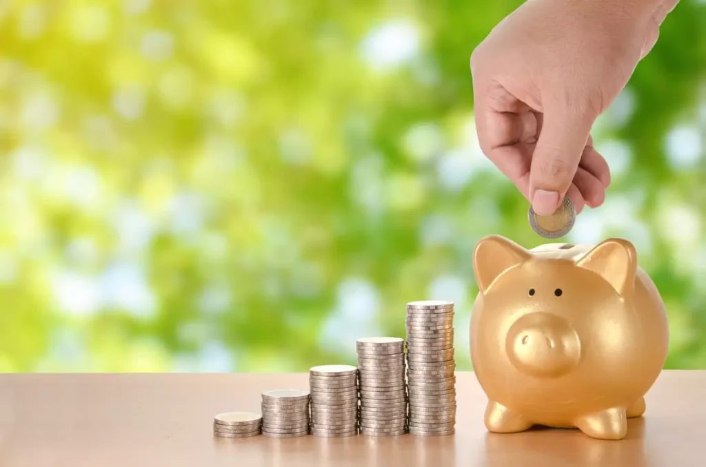 pessoa guardando moedas dentro de um porquinho simulando economia
