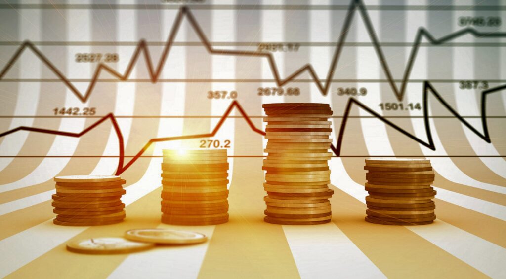 imagem com grafico de fundo e com 4 pilas de moedas a frente