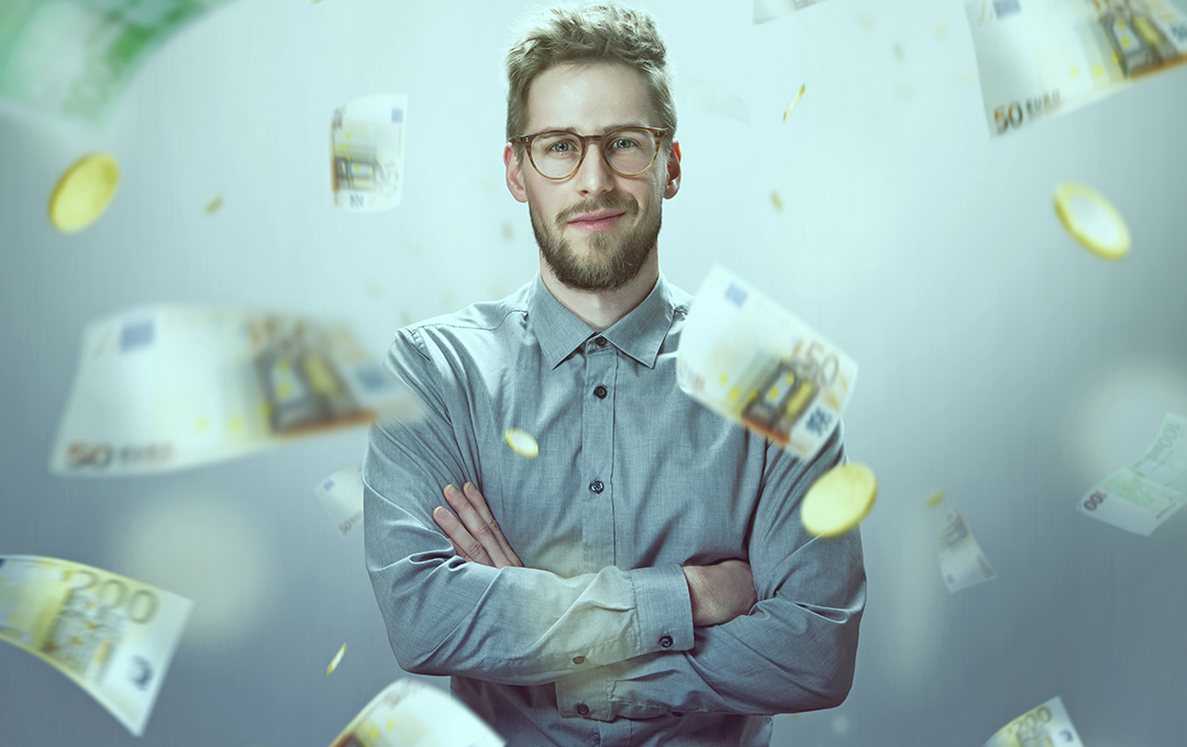 homem loiro com oculos e camisa social cinza com notas de dinheiro voando ao seu redor