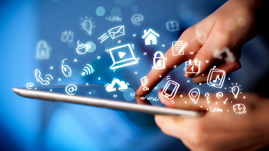 foto-de-pessoa-com-tablet-com-icones-desenhados-espalhados-falando-sobre-tecnologia-da-informacao