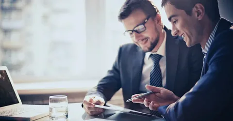 homem dando uma consultoria para um serviço de coaching
