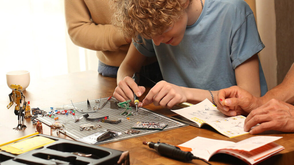 homem mexendo em uma placa de circuito fazendo ele mesmo