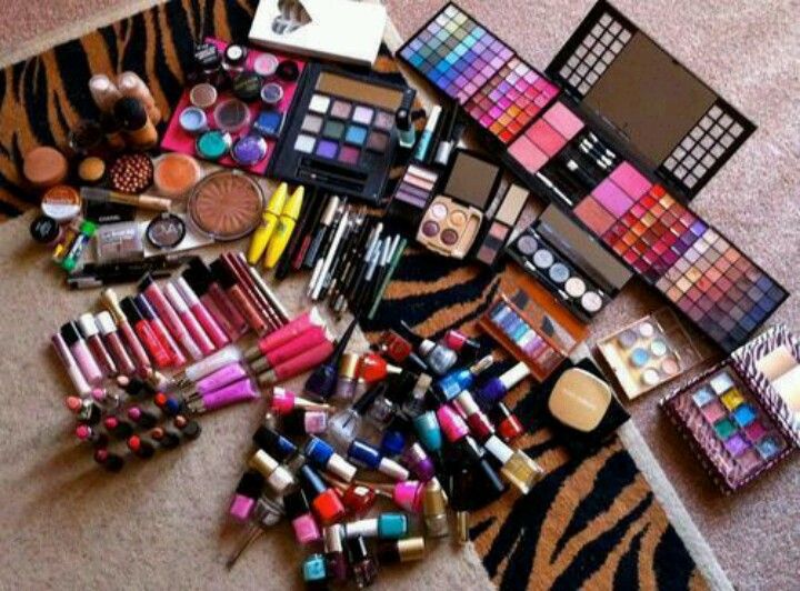 imagem de diversos produtos de maquiagem espalhados pelo chão para revenda de produtos