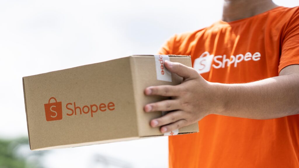 imagem de entregador segurando uma caixa da shoppe