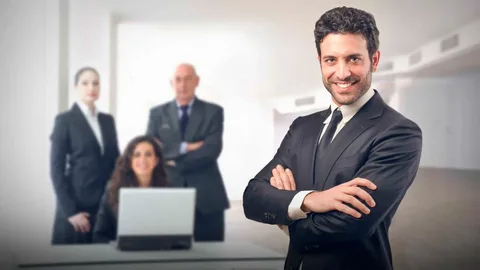imagem de homem de pe com os braços cruzados com time de pessoas atras falando sobre marketing pessoal