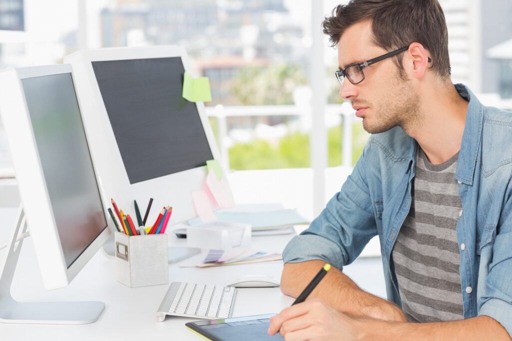 imagem de homem em frente a um computador procurando vaga para freelancer em plataformas online