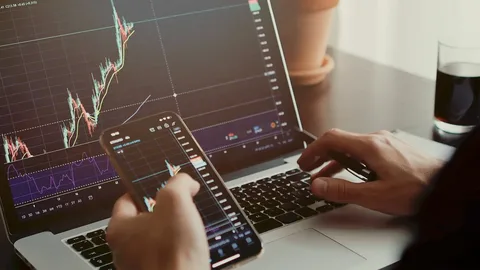 imagem de pessoa com celular e notebook investindo em fundos de investimento