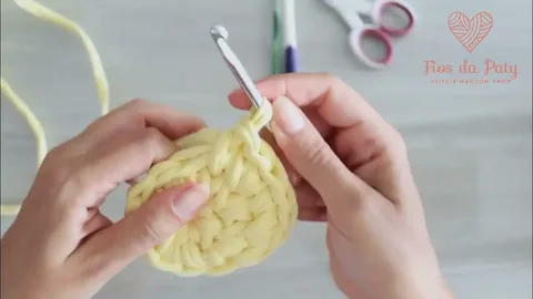 imagem de pessoa segurando uma peça de croche de artesanato personalizado