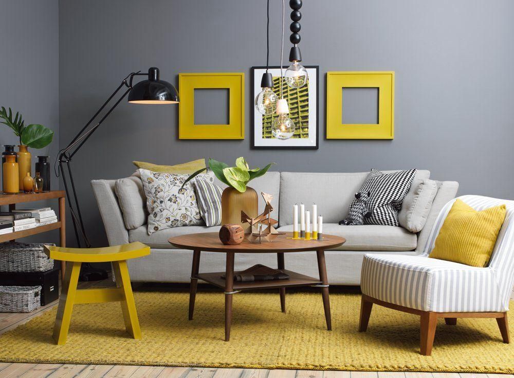 imagem de uma sala com mesa de centro e sofa com almofadas coloridas para artigos de lar e decoração