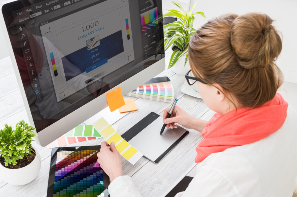 mulher-fazendo-estudo-de-cores-para-um-trabalho-de-designer-grafico