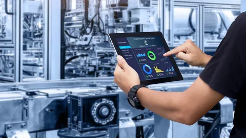 pessoa com tablet fazendo manutenção industrial e uma automação de equipamentos