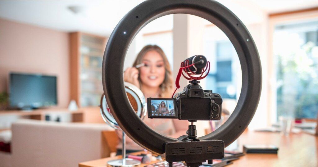 imagem de mulher gravando video para canal do youtube